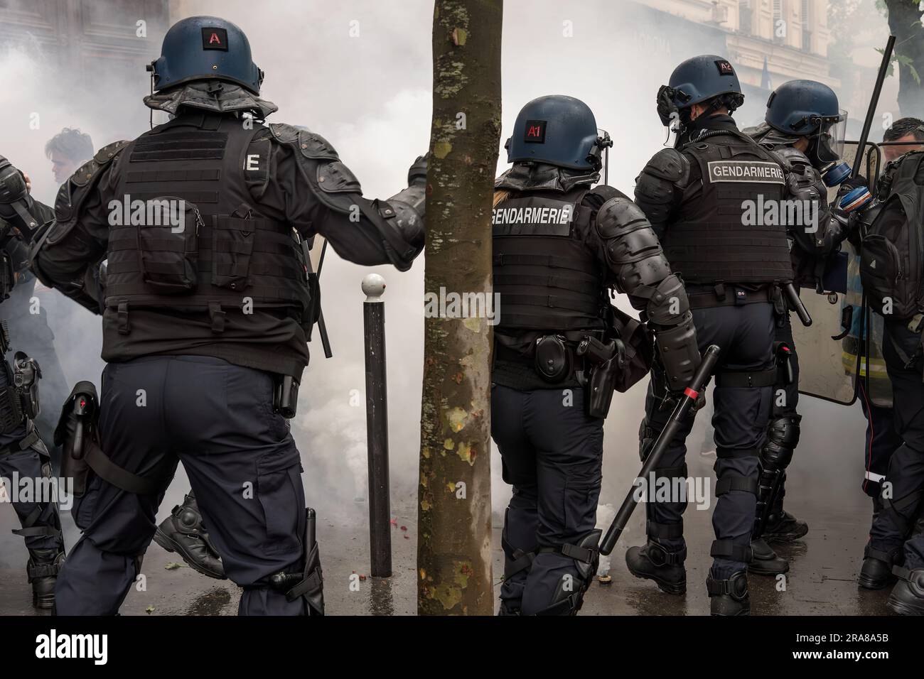 Französische Polizeikräfte (Gendarmerie) in Paris während der Demonstration der Gewerkschaften gegen die von Präsident Macron gewünschte Rentenreform am 1. Mai 2023 Stockfoto