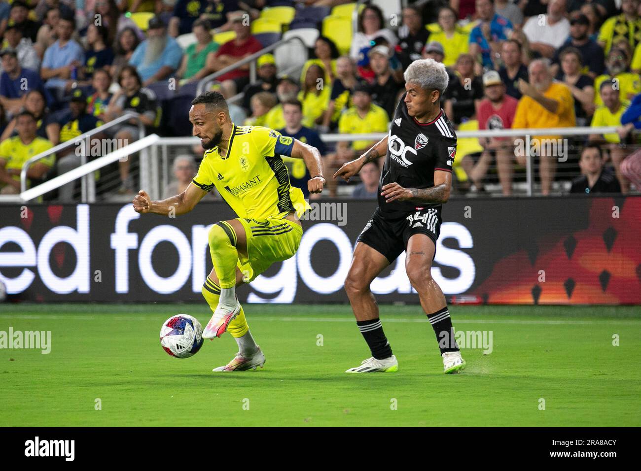 Nashville, Tennessee, USA. Juli 2023. Hany Mukhtar (10) und Andy Najar (14). Nashville SC besiegt D.C. United 2-0 im GEODIS Park. Quelle: Kindell Buchanan/Alamy Live News.hany Stockfoto