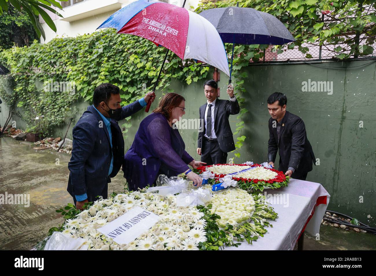 Dhaka, Bangladesch. 01. Juli 2023. Diplomaten verschiedener Botschaften ehren die Opfer des Angriffs von Holey Artisan am siebten Jahrestag des Vorfalls in Dhaka, Bangladesch, am 1. Juli 2023. Diplomaten verschiedener Botschaften in Bangladesch haben den Opfern, die bei dem militanten Angriff auf die Holey Artisan Bakery in Dhakas Gulshan getötet wurden, ihre Ehre erwiesen. Heute, am 1. Juli, jährt sich dieser Angriff sieben Jahre. Foto: Suvra Kanti das/ABACAPRESS.COM Kredit: Abaca Press/Alamy Live News Stockfoto