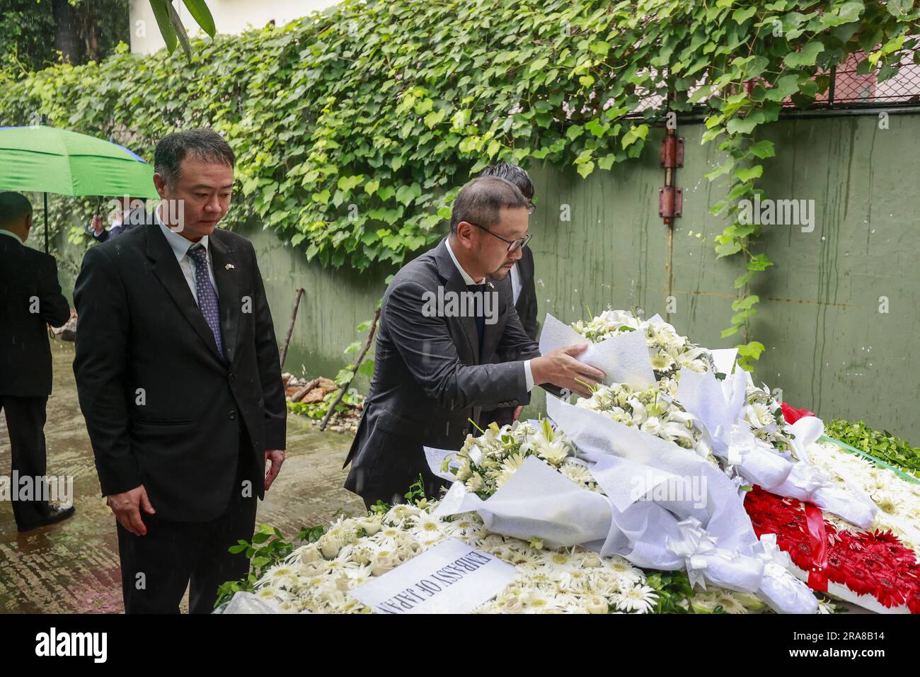 Dhaka, Bangladesch. 01. Juli 2023. Diplomaten verschiedener Botschaften ehren die Opfer des Angriffs von Holey Artisan am siebten Jahrestag des Vorfalls in Dhaka, Bangladesch, am 1. Juli 2023. Diplomaten verschiedener Botschaften in Bangladesch haben den Opfern, die bei dem militanten Angriff auf die Holey Artisan Bakery in Dhakas Gulshan getötet wurden, ihre Ehre erwiesen. Heute, am 1. Juli, jährt sich dieser Angriff sieben Jahre. Foto: Suvra Kanti das/ABACAPRESS.COM Kredit: Abaca Press/Alamy Live News Stockfoto