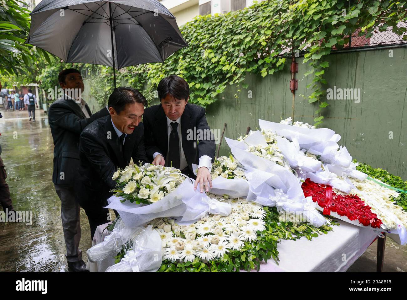 Dhaka, Bangladesch. 01. Juli 2023. Diplomaten verschiedener Botschaften ehren die Opfer des Angriffs von Holey Artisan am siebten Jahrestag des Vorfalls in Dhaka, Bangladesch, am 1. Juli 2023. Diplomaten verschiedener Botschaften in Bangladesch haben den Opfern, die bei dem militanten Angriff auf die Holey Artisan Bakery in Dhakas Gulshan getötet wurden, ihre Ehre erwiesen. Heute, am 1. Juli, jährt sich dieser Angriff sieben Jahre. Foto: Suvra Kanti das/ABACAPRESS.COM Kredit: Abaca Press/Alamy Live News Stockfoto