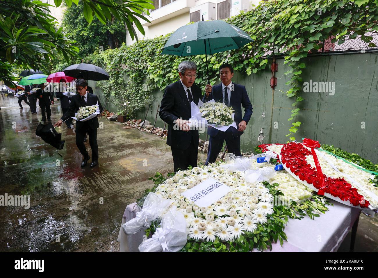 Dhaka, Bangladesch. 01. Juli 2023. Diplomaten verschiedener Botschaften ehren die Opfer des Angriffs von Holey Artisan am siebten Jahrestag des Vorfalls in Dhaka, Bangladesch, am 1. Juli 2023. Diplomaten verschiedener Botschaften in Bangladesch haben den Opfern, die bei dem militanten Angriff auf die Holey Artisan Bakery in Dhakas Gulshan getötet wurden, ihre Ehre erwiesen. Heute, am 1. Juli, jährt sich dieser Angriff sieben Jahre. Foto: Suvra Kanti das/ABACAPRESS.COM Kredit: Abaca Press/Alamy Live News Stockfoto