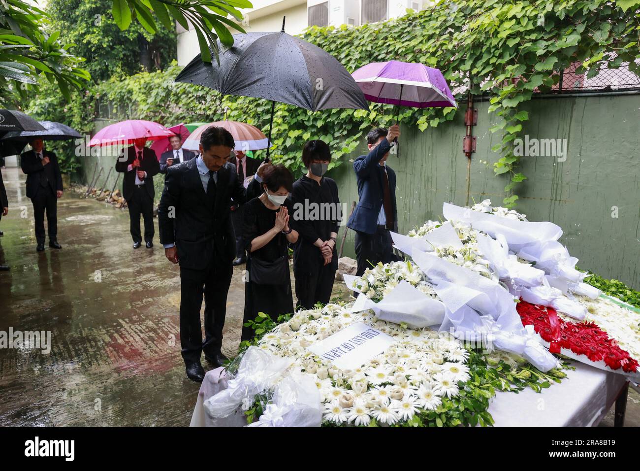 Dhaka, Bangladesch. 01. Juli 2023. Diplomaten verschiedener Botschaften ehren die Opfer des Angriffs von Holey Artisan am siebten Jahrestag des Vorfalls in Dhaka, Bangladesch, am 1. Juli 2023. Diplomaten verschiedener Botschaften in Bangladesch haben den Opfern, die bei dem militanten Angriff auf die Holey Artisan Bakery in Dhakas Gulshan getötet wurden, ihre Ehre erwiesen. Heute, am 1. Juli, jährt sich dieser Angriff sieben Jahre. Foto: Suvra Kanti das/ABACAPRESS.COM Kredit: Abaca Press/Alamy Live News Stockfoto