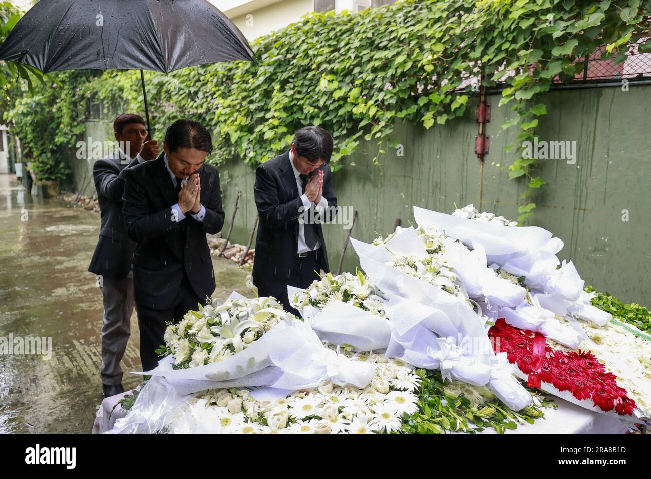 Dhaka, Bangladesch. 01. Juli 2023. Diplomaten verschiedener Botschaften ehren die Opfer des Angriffs von Holey Artisan am siebten Jahrestag des Vorfalls in Dhaka, Bangladesch, am 1. Juli 2023. Diplomaten verschiedener Botschaften in Bangladesch haben den Opfern, die bei dem militanten Angriff auf die Holey Artisan Bakery in Dhakas Gulshan getötet wurden, ihre Ehre erwiesen. Heute, am 1. Juli, jährt sich dieser Angriff sieben Jahre. Foto: Suvra Kanti das/ABACAPRESS.COM Kredit: Abaca Press/Alamy Live News Stockfoto