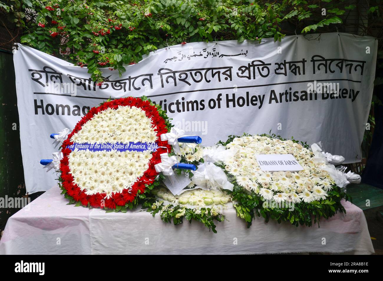 Dhaka, Bangladesch. 01. Juli 2023. Diplomaten verschiedener Botschaften ehren die Opfer des Angriffs von Holey Artisan am siebten Jahrestag des Vorfalls in Dhaka, Bangladesch, am 1. Juli 2023. Diplomaten verschiedener Botschaften in Bangladesch haben den Opfern, die bei dem militanten Angriff auf die Holey Artisan Bakery in Dhakas Gulshan getötet wurden, ihre Ehre erwiesen. Heute, am 1. Juli, jährt sich dieser Angriff sieben Jahre. Foto: Suvra Kanti das/ABACAPRESS.COM Kredit: Abaca Press/Alamy Live News Stockfoto