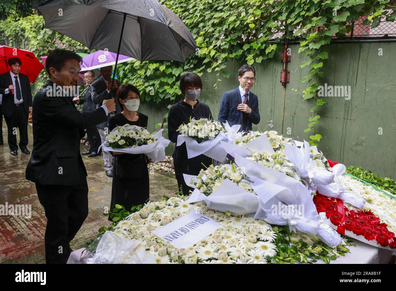 Dhaka, Bangladesch. 01. Juli 2023. Diplomaten verschiedener Botschaften ehren die Opfer des Angriffs von Holey Artisan am siebten Jahrestag des Vorfalls in Dhaka, Bangladesch, am 1. Juli 2023. Diplomaten verschiedener Botschaften in Bangladesch haben den Opfern, die bei dem militanten Angriff auf die Holey Artisan Bakery in Dhakas Gulshan getötet wurden, ihre Ehre erwiesen. Heute, am 1. Juli, jährt sich dieser Angriff sieben Jahre. Foto: Suvra Kanti das/ABACAPRESS.COM Kredit: Abaca Press/Alamy Live News Stockfoto