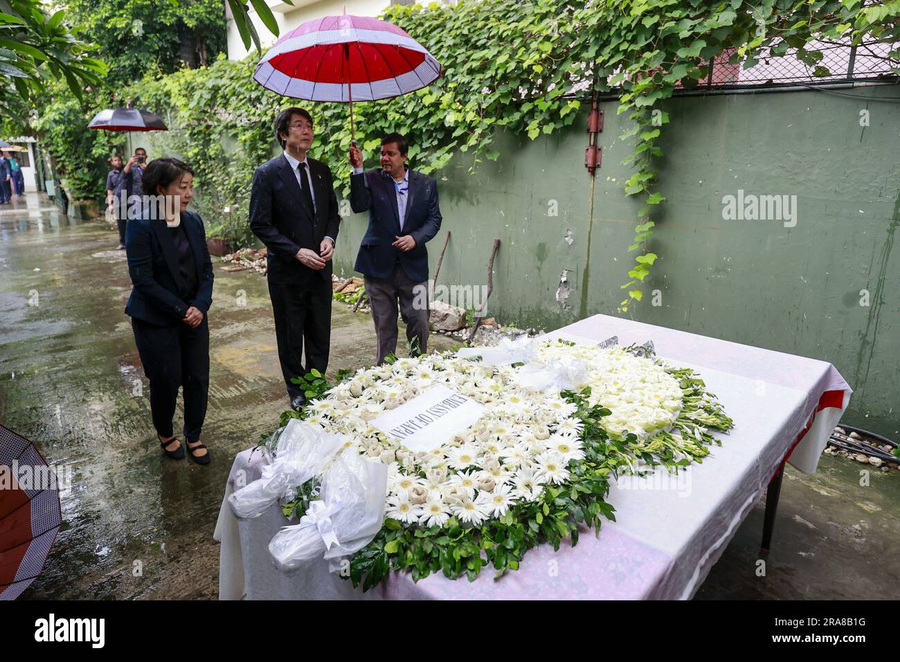 Dhaka, Bangladesch. 01. Juli 2023. Der japanische Botschafter in Bangladesch Ito Naoki ehrt die Opfer des Angriffs von Holey Artisan am siebten Jahrestag des Vorfalls in Dhaka, Bangladesch, am 1. Juli 2023. Diplomaten verschiedener Botschaften in Bangladesch haben den Opfern, die bei dem militanten Angriff auf die Holey Artisan Bakery in Dhakas Gulshan getötet wurden, ihre Ehre erwiesen. Heute, am 1. Juli, jährt sich dieser Angriff sieben Jahre. Foto: Suvra Kanti das/ABACAPRESS.COM Kredit: Abaca Press/Alamy Live News Stockfoto