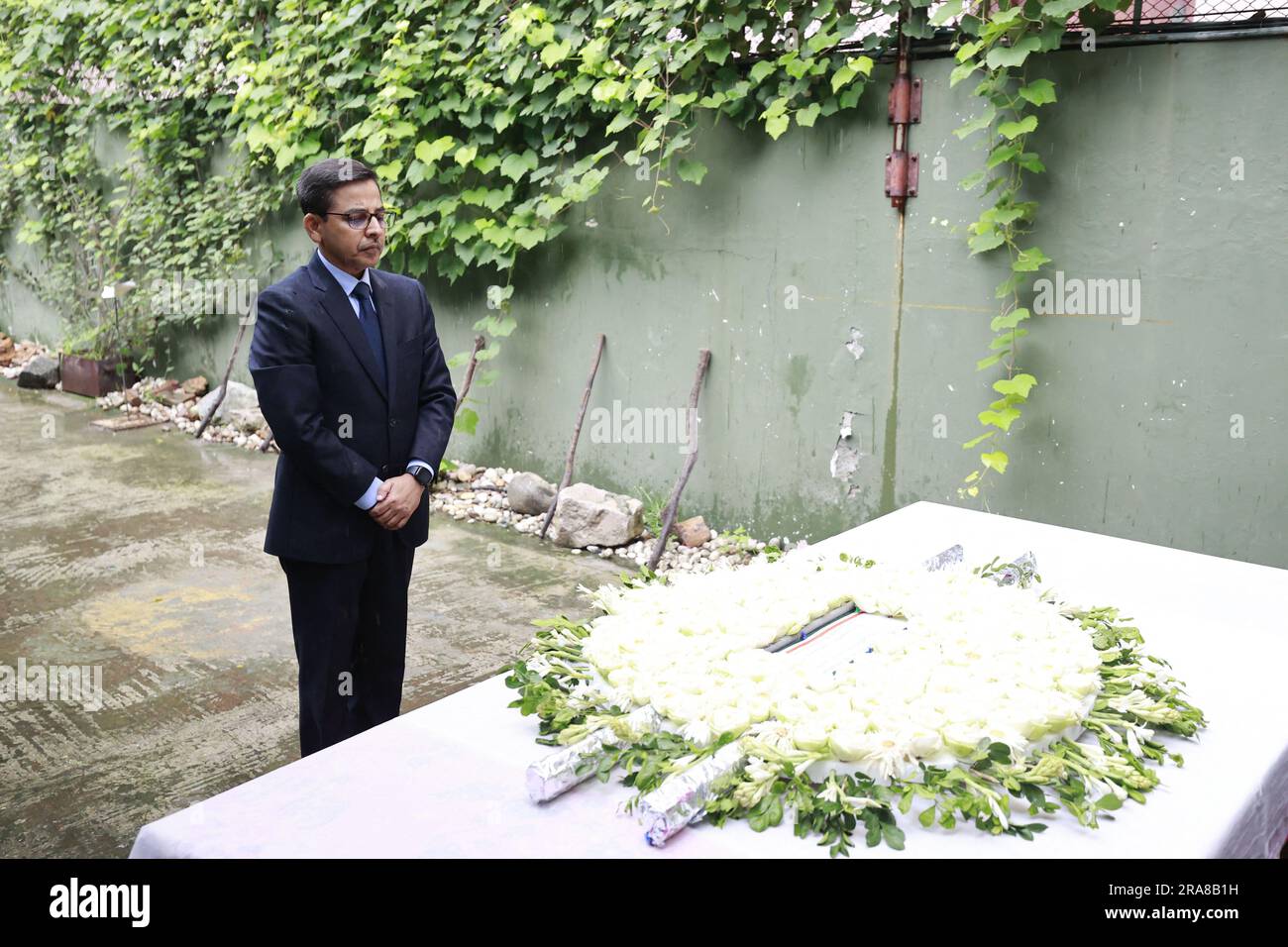 Dhaka, Bangladesch. 01. Juli 2023. Der indische hochkommissar Pranay Kumar Verma würdigt die Opfer des Angriffs von Holey Artisan am siebten Jahrestag des Vorfalls in Dhaka, Bangladesch, am 1. Juli 2023. Diplomaten verschiedener Botschaften in Bangladesch haben den Opfern, die bei dem militanten Angriff auf die Holey Artisan Bakery in Dhakas Gulshan getötet wurden, ihre Ehre erwiesen. Heute, am 1. Juli, jährt sich dieser Angriff sieben Jahre. Foto: Suvra Kanti das/ABACAPRESS.COM Kredit: Abaca Press/Alamy Live News Stockfoto