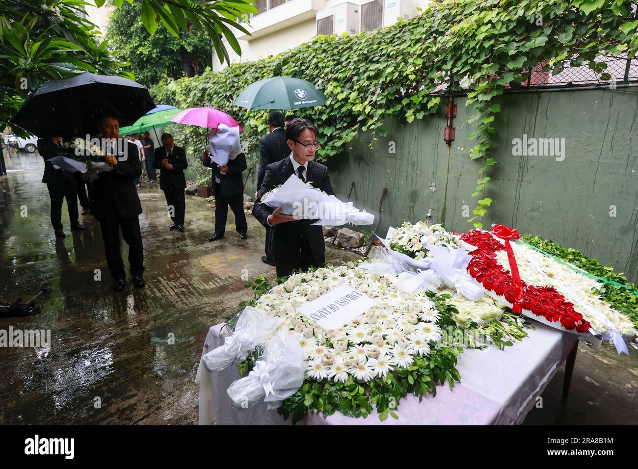 Dhaka, Bangladesch. 01. Juli 2023. Diplomaten verschiedener Botschaften ehren die Opfer des Angriffs von Holey Artisan am siebten Jahrestag des Vorfalls in Dhaka, Bangladesch, am 1. Juli 2023. Diplomaten verschiedener Botschaften in Bangladesch haben den Opfern, die bei dem militanten Angriff auf die Holey Artisan Bakery in Dhakas Gulshan getötet wurden, ihre Ehre erwiesen. Heute, am 1. Juli, jährt sich dieser Angriff sieben Jahre. Foto: Suvra Kanti das/ABACAPRESS.COM Kredit: Abaca Press/Alamy Live News Stockfoto