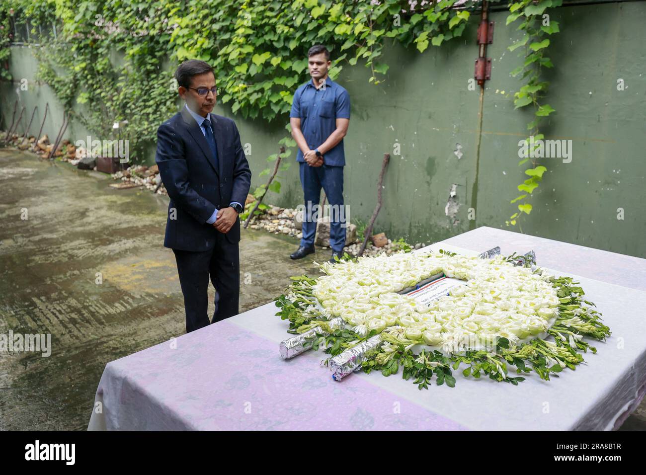 Dhaka, Bangladesch. 01. Juli 2023. Der indische hochkommissar Pranay Kumar Verma würdigt die Opfer des Angriffs von Holey Artisan am siebten Jahrestag des Vorfalls in Dhaka, Bangladesch, am 1. Juli 2023. Diplomaten verschiedener Botschaften in Bangladesch haben den Opfern, die bei dem militanten Angriff auf die Holey Artisan Bakery in Dhakas Gulshan getötet wurden, ihre Ehre erwiesen. Heute, am 1. Juli, jährt sich dieser Angriff sieben Jahre. Foto: Suvra Kanti das/ABACAPRESS.COM Kredit: Abaca Press/Alamy Live News Stockfoto