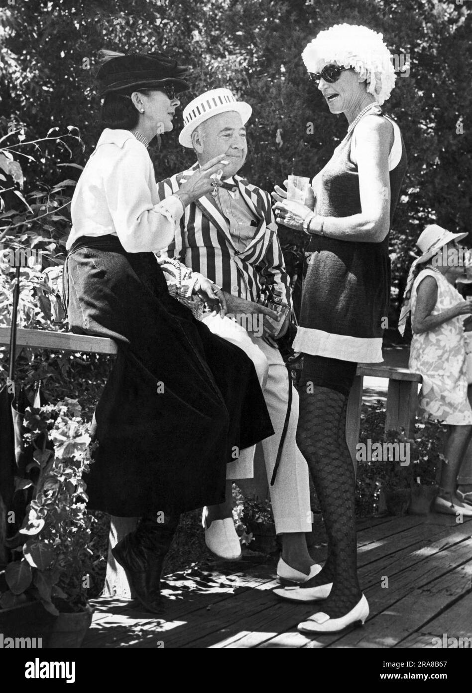 San Francisco, Kalifornien: August, 1970 Personen in 1960er kleiden sich bei einer Cocktailparty im Freien. Stockfoto