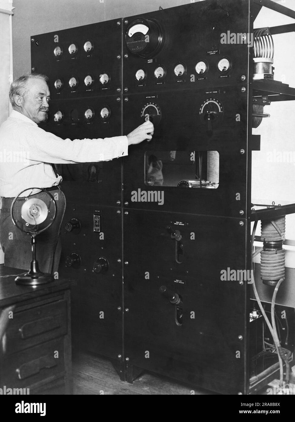 Washington, D.C.: 19. Juli 1929 Pionierfernseherfinder und -Wissenschaftler, Dr. C. Francis Jenkins mit dem Hauptsendebereich des Senders. Er beginnt, Filmaufnahmen per Radio an Empfänger an der Ostküste zu senden Stockfoto