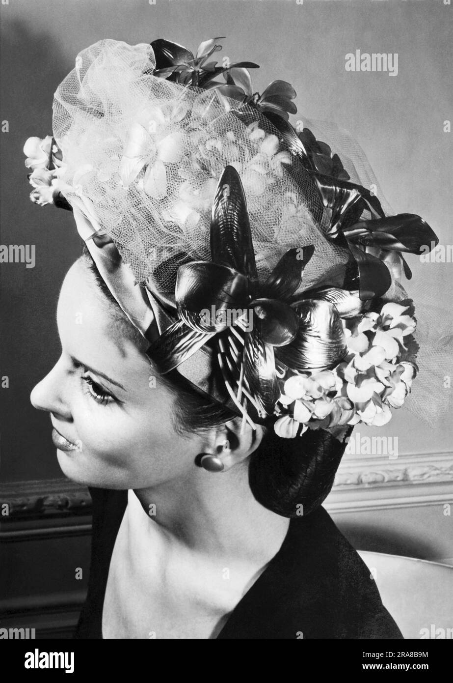 New York, New York: 9. März 1945 Ein Hut von Lilly Dache bei der Sommershow im Hotel Pierre. Stockfoto