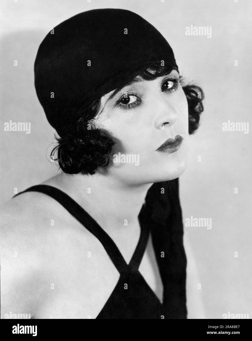 Hollywood, Kalifornien: ca. 1922 Ein Porträt von Schauspielerin Margaret Livingston mit einem kleinen Hut. Stockfoto