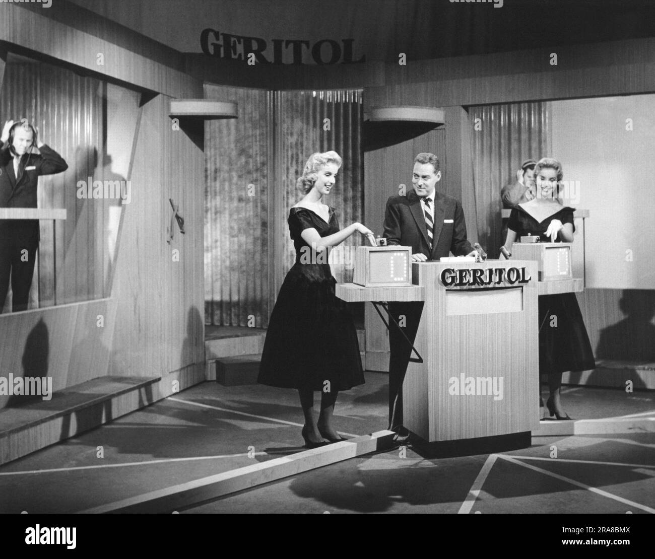 New York, New York: c. 1957 Jack Barry als Moderator der von Geritol gesponserten NBC „Twenty One“ TV-Spielshow. Stockfoto