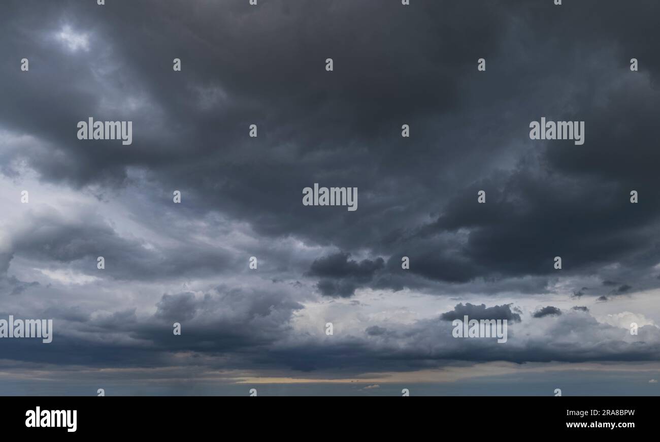 Düsterer Himmel mit grauen Regenwolken Stockfoto