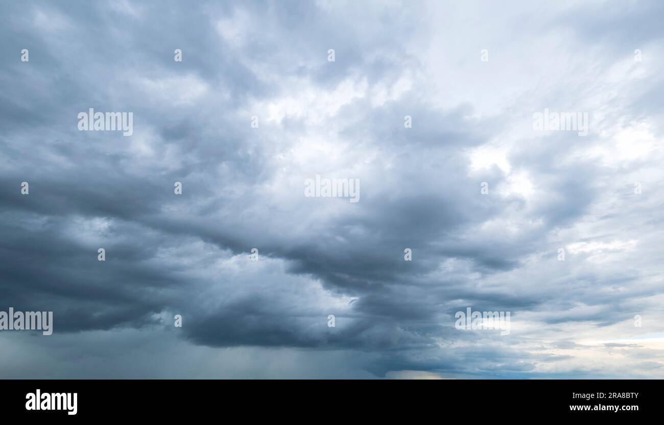 Wolkiger Himmel mit düsteren Regenwolken Stockfoto
