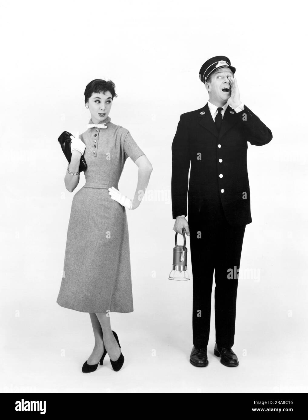 USA: 1956 Ein Modell trägt ein Anne-Fogarty-Flanellkleid mit einer schlanken „Aerolin“-Silhouette, die es ideal für Reisen mit seinem Namensvetter, dem aufregenden neuen futuristischen „Aerotrain“ der New York Central Railroad, macht. Stockfoto