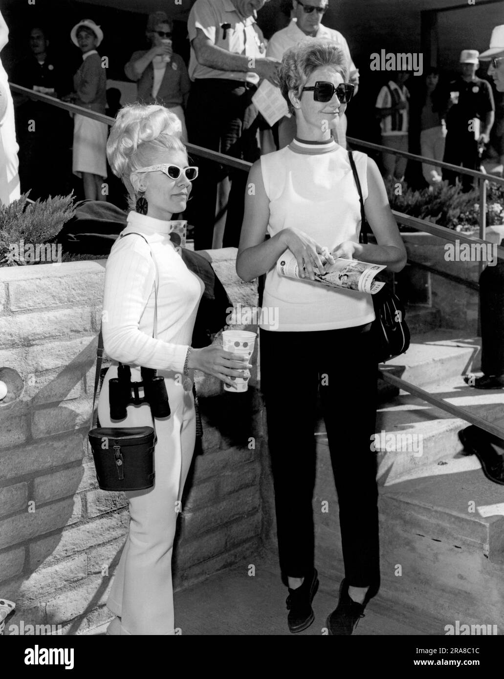 Palm Springs, Kalifornien: 1967 zwei modische Damen beim Desert Classic Golf Tournament. Stockfoto