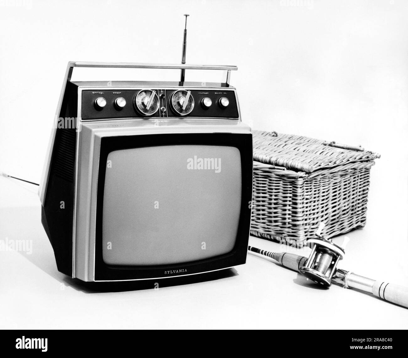 Batavia, New York: 1965 Ein vollständig transitorisierter 12-Zoll-Schwarzweiß-Fernseher der Sylvania GT-12 Serie, der über Auto-, Boot-, Batterie- oder Haushaltsstromquellen wiedergegeben werden kann. Stockfoto