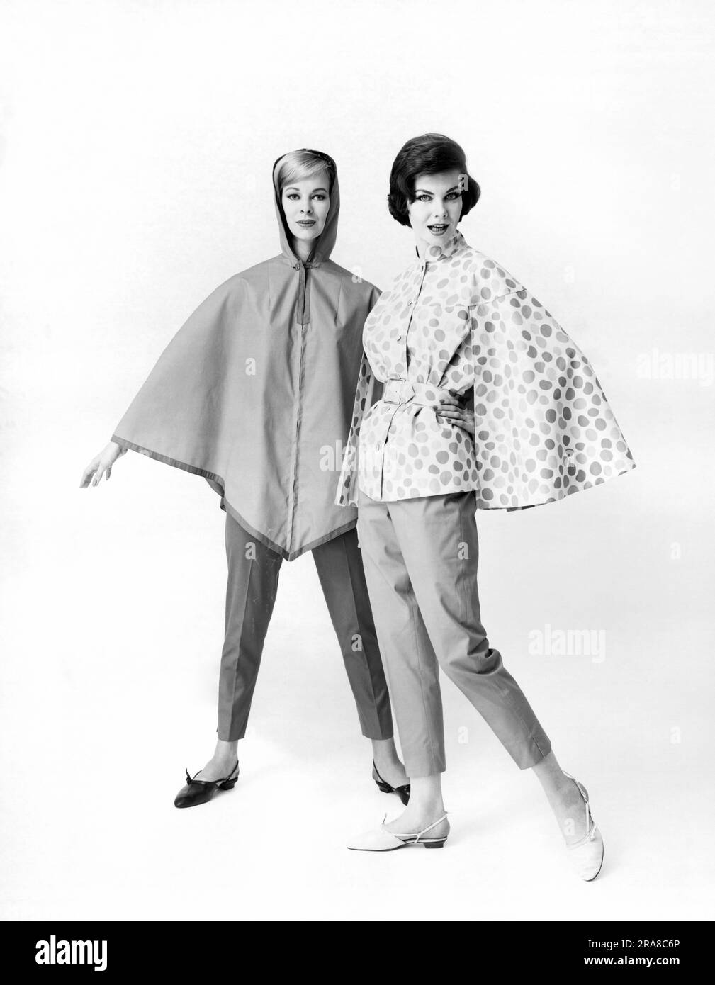 USA: ca. 1965 zwei Modelle in Regenkleidung, entworfen von Peter Conte von März & Mendl. Stockfoto