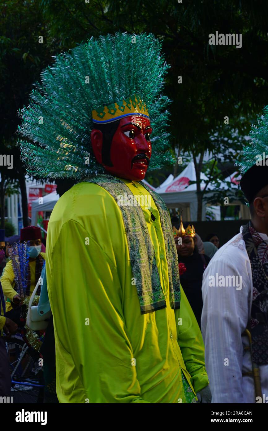 11. Juni 2023 Ondel ondel oder Riesenpuppe von Betawi oder Batavia in einem Karneval während des autofreien Tages in Jakarta. Straßenfotografie. Stockfoto