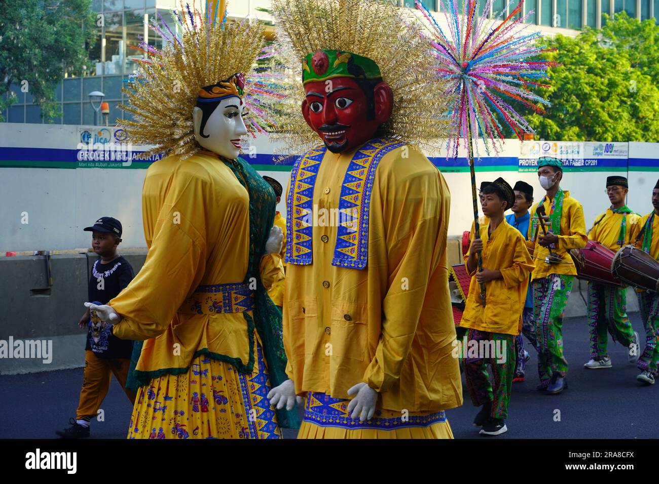 11. Juni 2023 Ondel ondel oder Riesenpuppe von Betawi oder Batavia in einem Karneval während des autofreien Tages in Jakarta. Straßenfotografie. Stockfoto