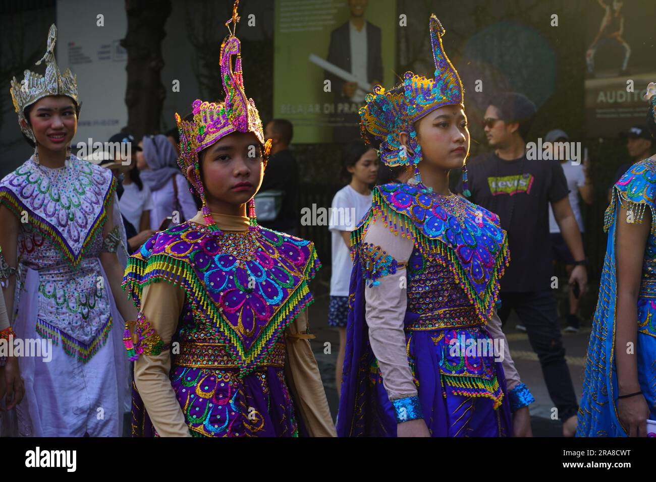 11. Juni 2023 Paprika in traditioneller indonesischer Kleidung auf dem Art Carnival während des autofreien Tages in Jakarta. Straßenfotografie. Stockfoto