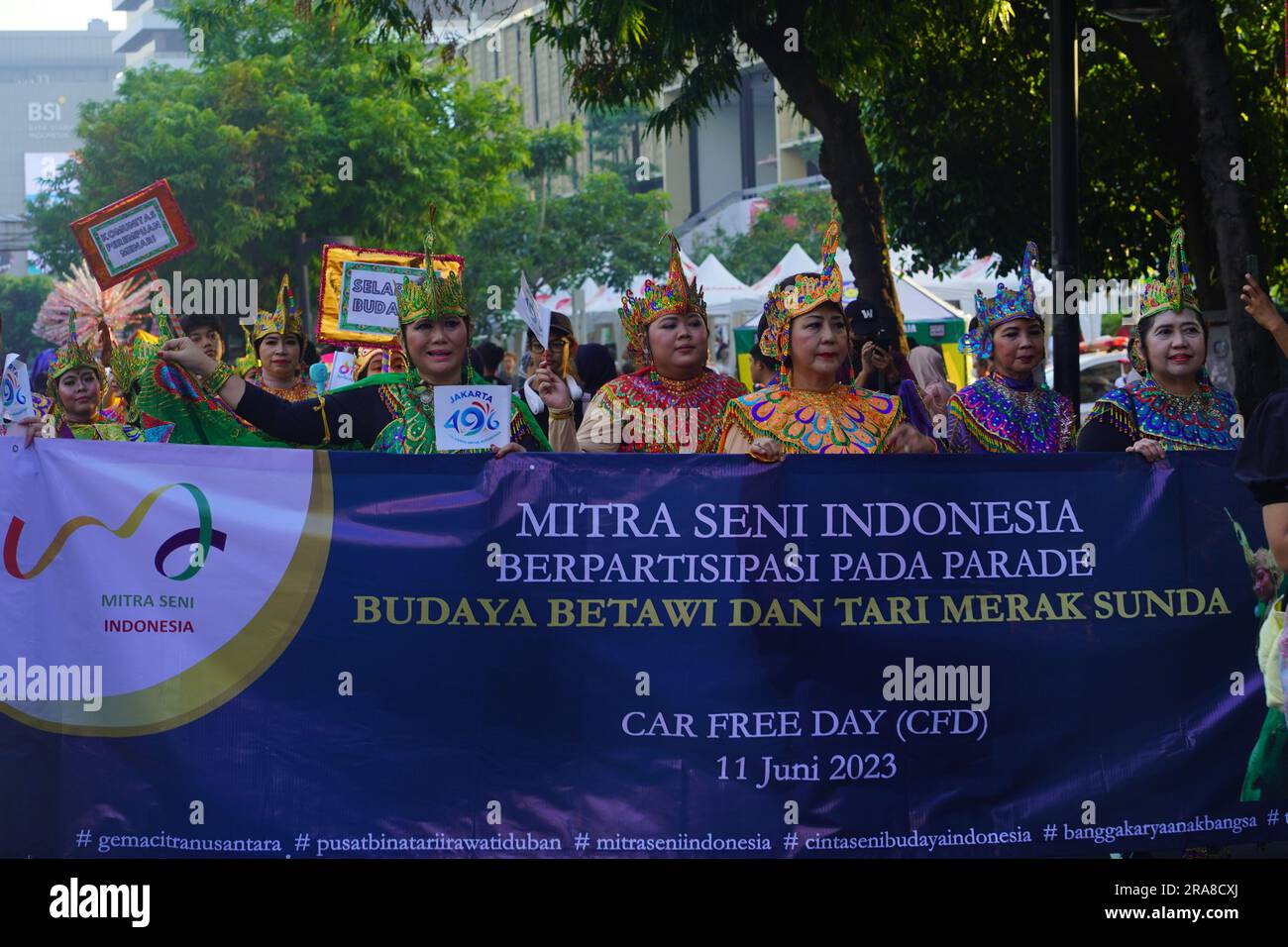 11. Juni 2023 Paprika in traditioneller indonesischer Kleidung auf dem Art Carnival während des autofreien Tages in Jakarta. Straßenfotografie. Stockfoto