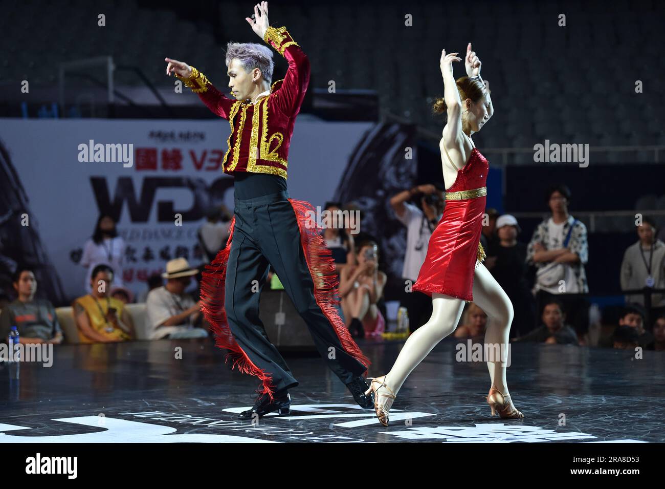 NANJING, CHINA - 1. JULI 2023 - Teilnehmer nehmen an den Hip-Hop-Tanzveranstaltungen „Locking and Waacking“ bei den China Finals WDC2023 in Nanjing, Jian, Teil Stockfoto