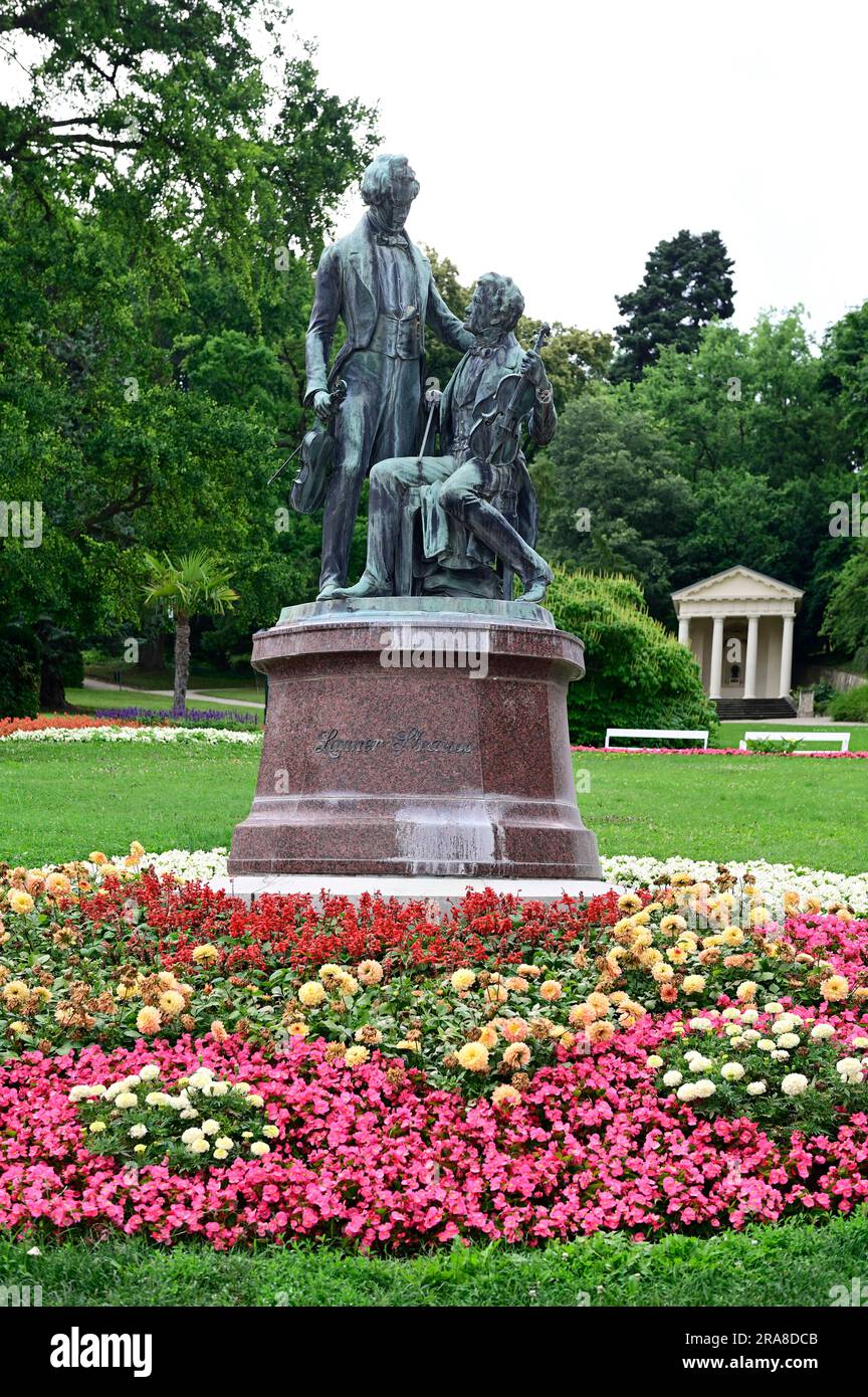 Baden, Niederösterreich, Österreich. Das Denkmal Lanner und Strauss im Kurpark in Baden Stockfoto