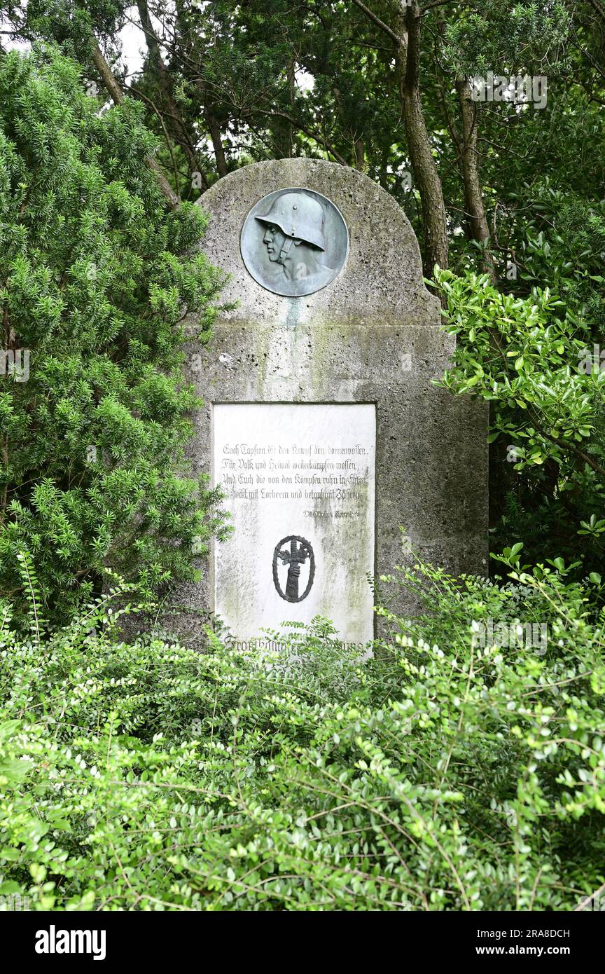 Baden, Niederösterreich, Österreich. Soldatendenkmal im Rosarium in Baden Stockfoto