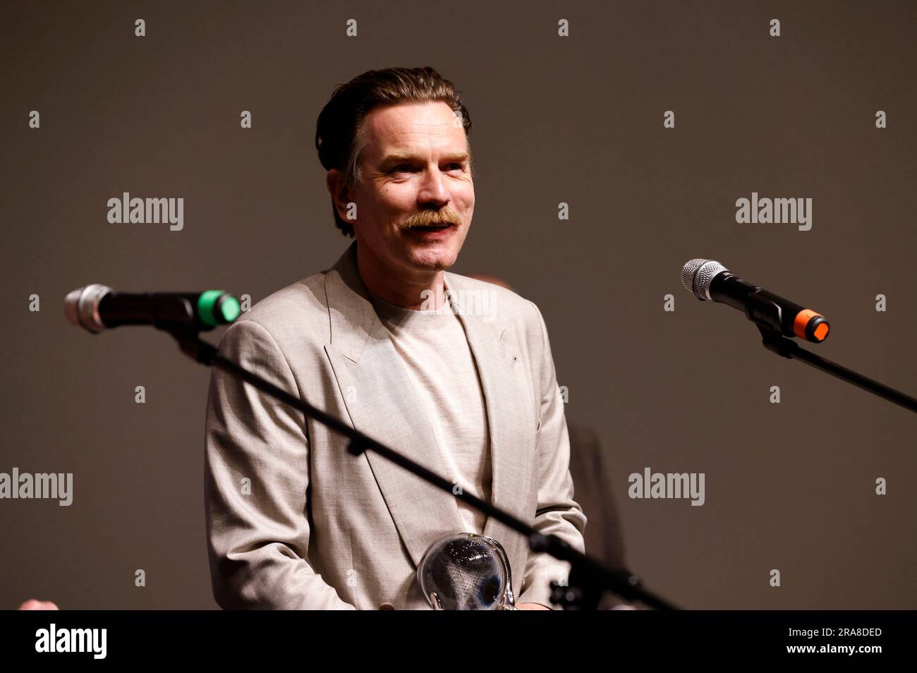 Ewan McGregor bekommt den Festival President's Award bei Tribute Screening des Kinofilms 'You Sing loud, I Sing Louder' auf dem 57. Internationales Filmfestival Karlovy Vary 2023 im Hotel Thermal. Karlsbad, 01.07.2023 Stockfoto