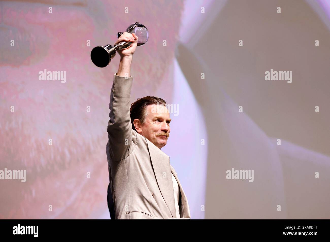 Ewan McGregor bekommt den Festival President's Award bei Tribute Screening des Kinofilms 'You Sing loud, I Sing Louder' auf dem 57. Internationales Filmfestival Karlovy Vary 2023 im Hotel Thermal. Karlsbad, 01.07.2023 Stockfoto