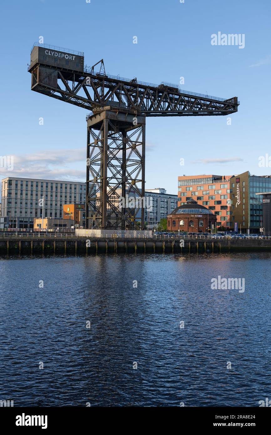 Der Finnieston Crane am River Clyde in Glasgow, Schottland, Großbritannien, hat den riesigen Kragarmkran aus dem Jahr 1931 stillgelegt. Stockfoto