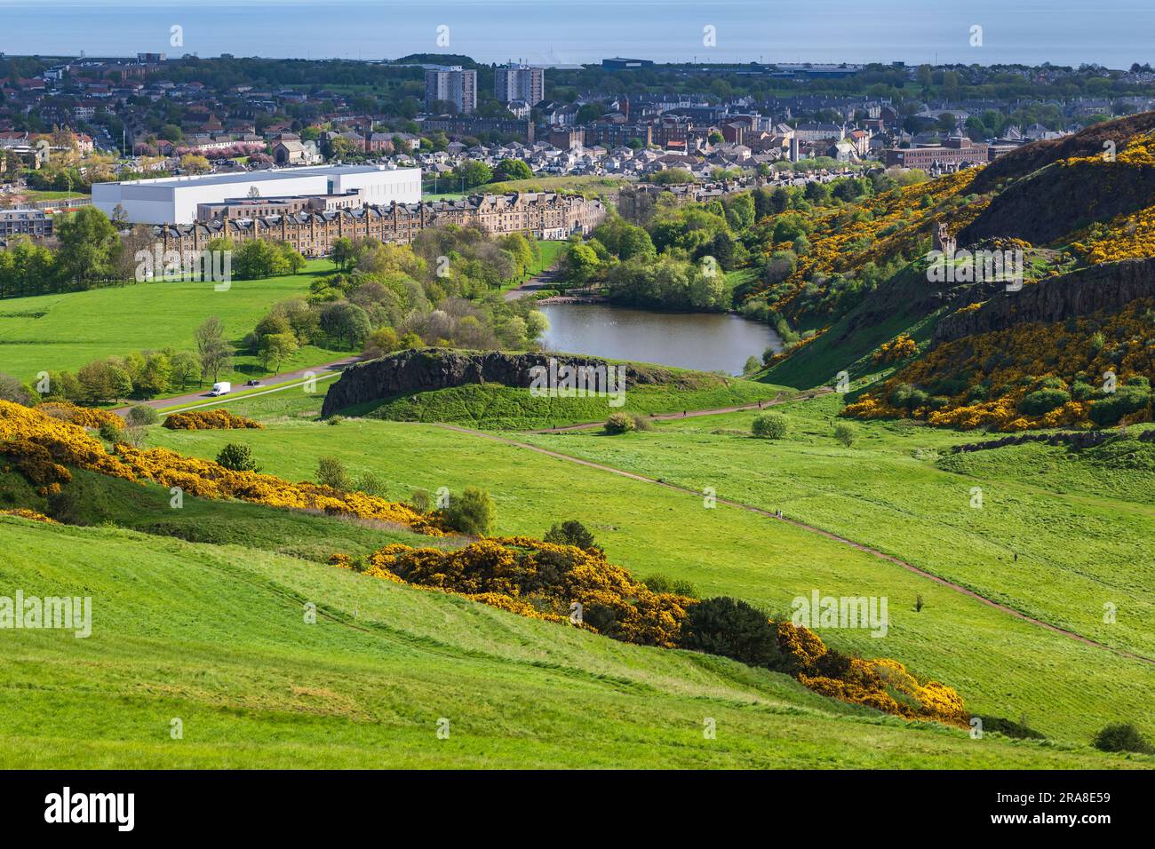 Holyrood Park mit St Margaret Loch, Lothian Scottish Lowlands im Frühling in Edinburgh, Schottland, Großbritannien. Stockfoto