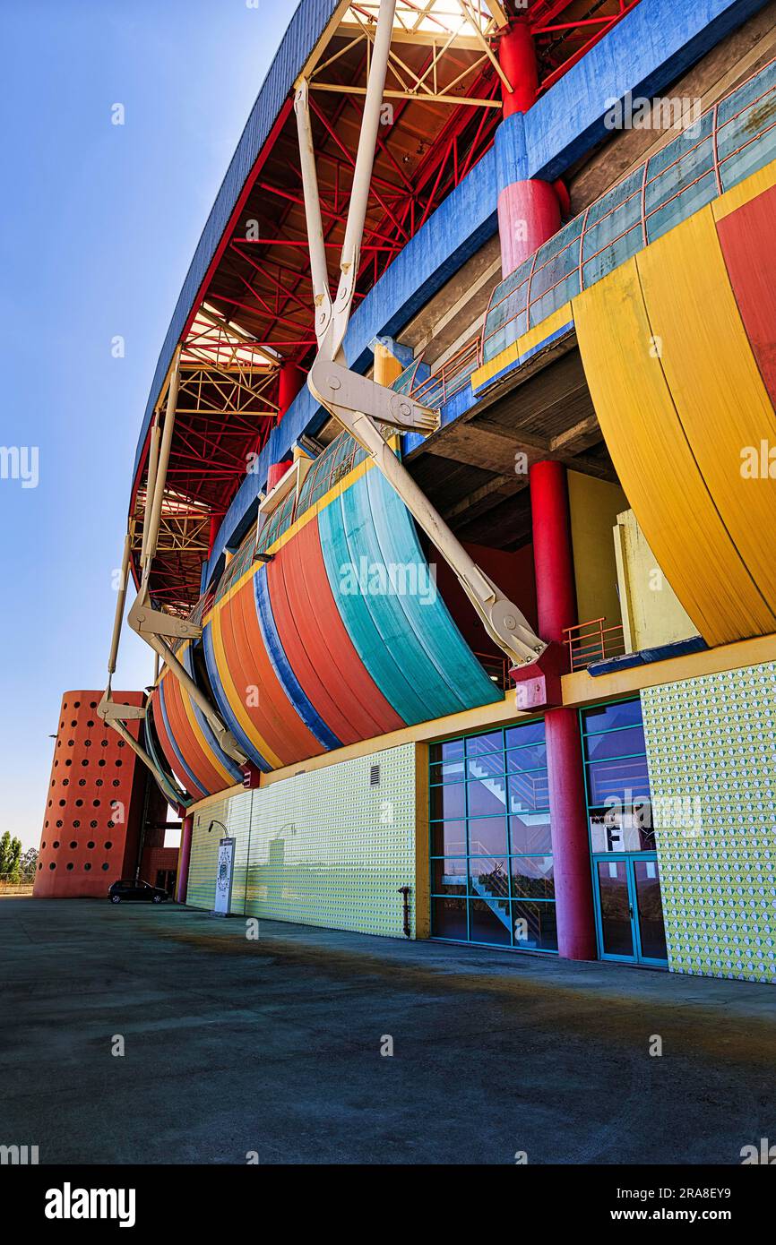 Farbenfrohe Fassade eines Fußballstadions, Estadio Municipal de Aveiro, Architekt Tomas Taveira, Aveiro, Portugal Stockfoto