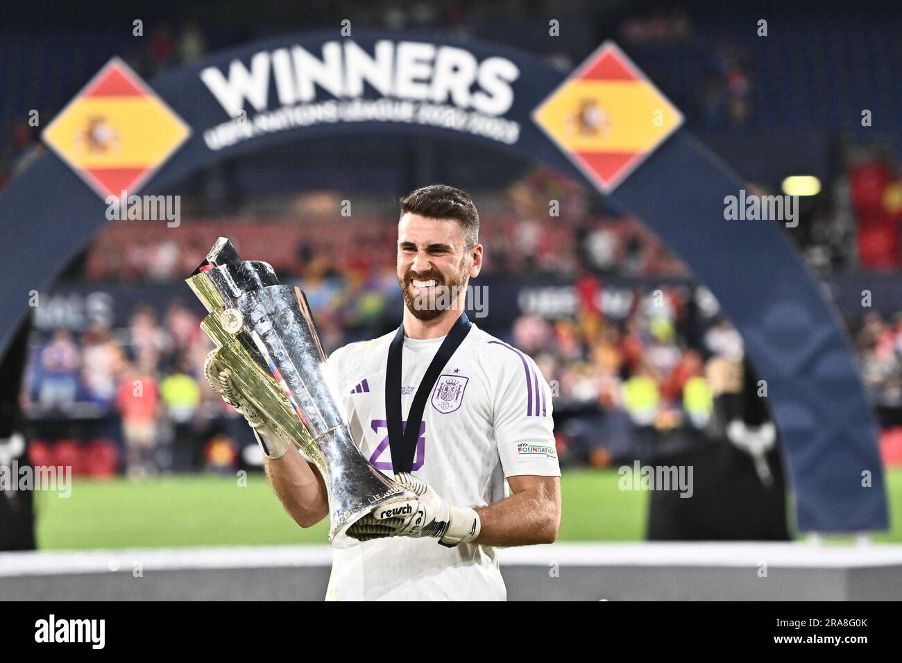 ROTTERDAM, NIEDERLANDE - JUNI 18: Der Spieler von Spanien Unai Simon feiert mit der Trophäe, nachdem er in der UEFA Nations League 2022/23-Endmatte gewonnen hat Stockfoto