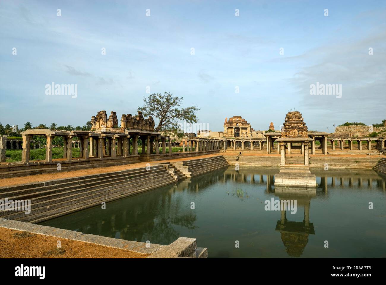 Pushkarni neben Krishna Basar in Hampi, Karnataka, Südindien, Indien, Asien. UNESCO-Weltkulturerbe Stockfoto