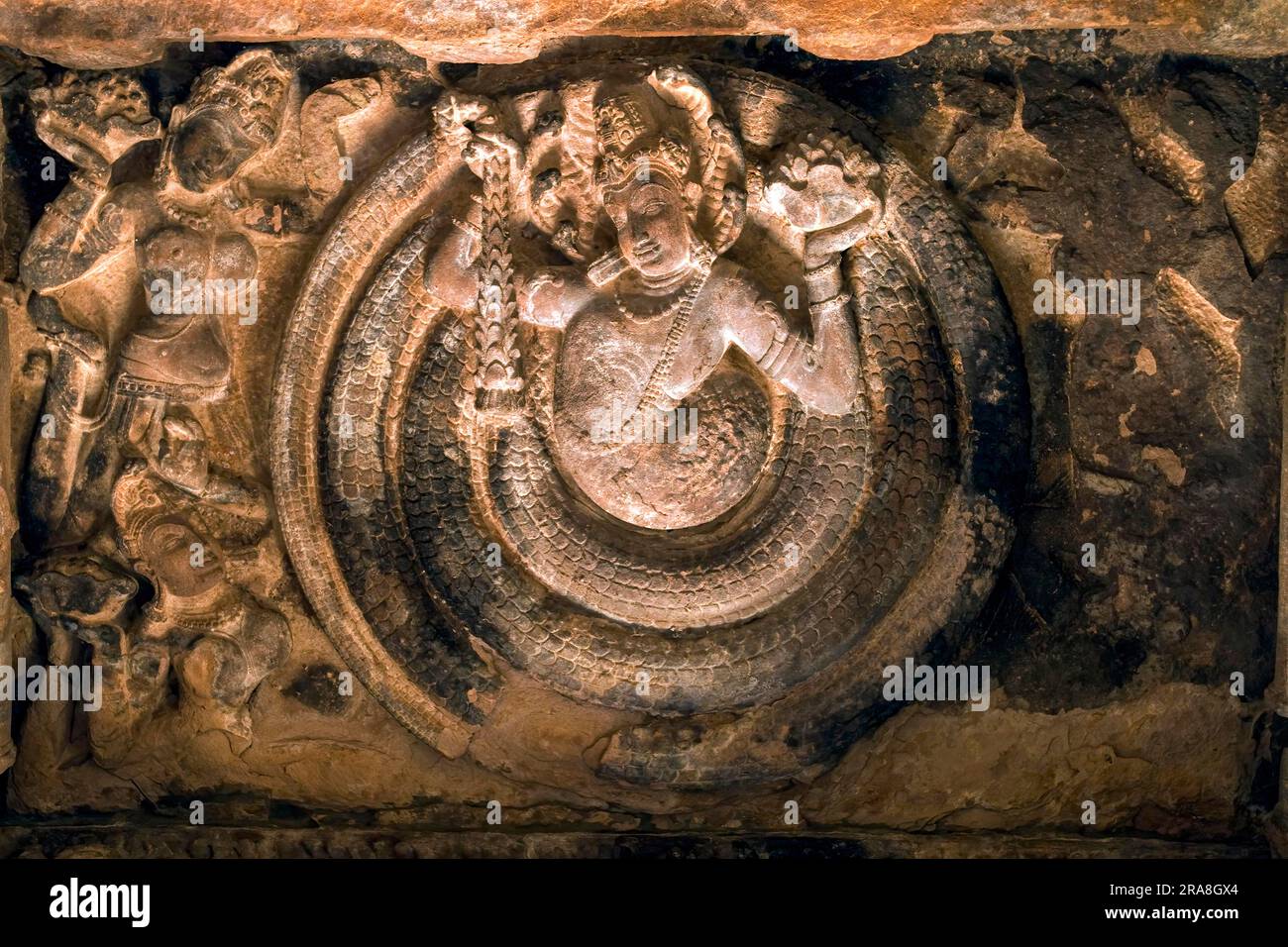 Eine Deckenplatte in der Mandapa, die eine Naga mit einem gewickelten Schlangenkörper in Durga-Festungstempel, Aihole, Karnataka, Südindien, Indien, Asien Stockfoto