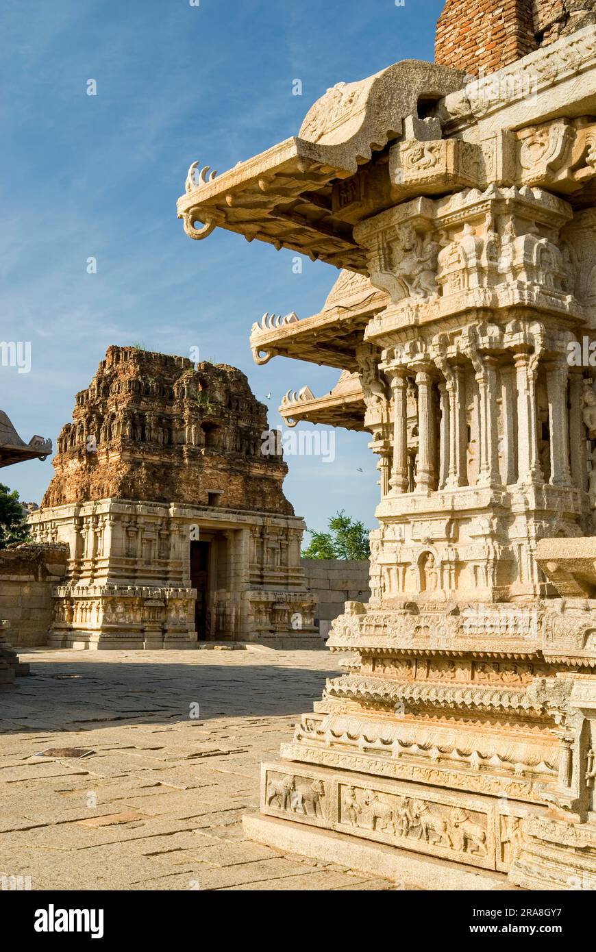 Sangeet Mandap und beschädigter Turm in Shri Vijayavitthala Tempel in Hampi, Karnataka Karnataka, Südindien, Indien, Asien. UNESCO-Weltkulturerbe Stockfoto