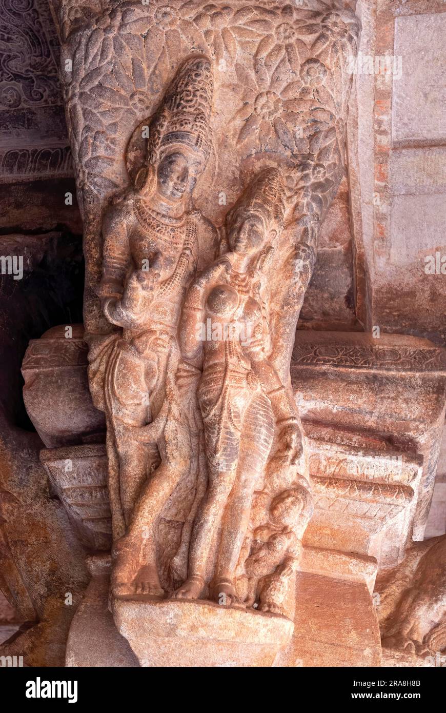 Paar Bracket Figuren in Höhle 3, Badami, Karnataka, Südindien, Indien, Asien Stockfoto