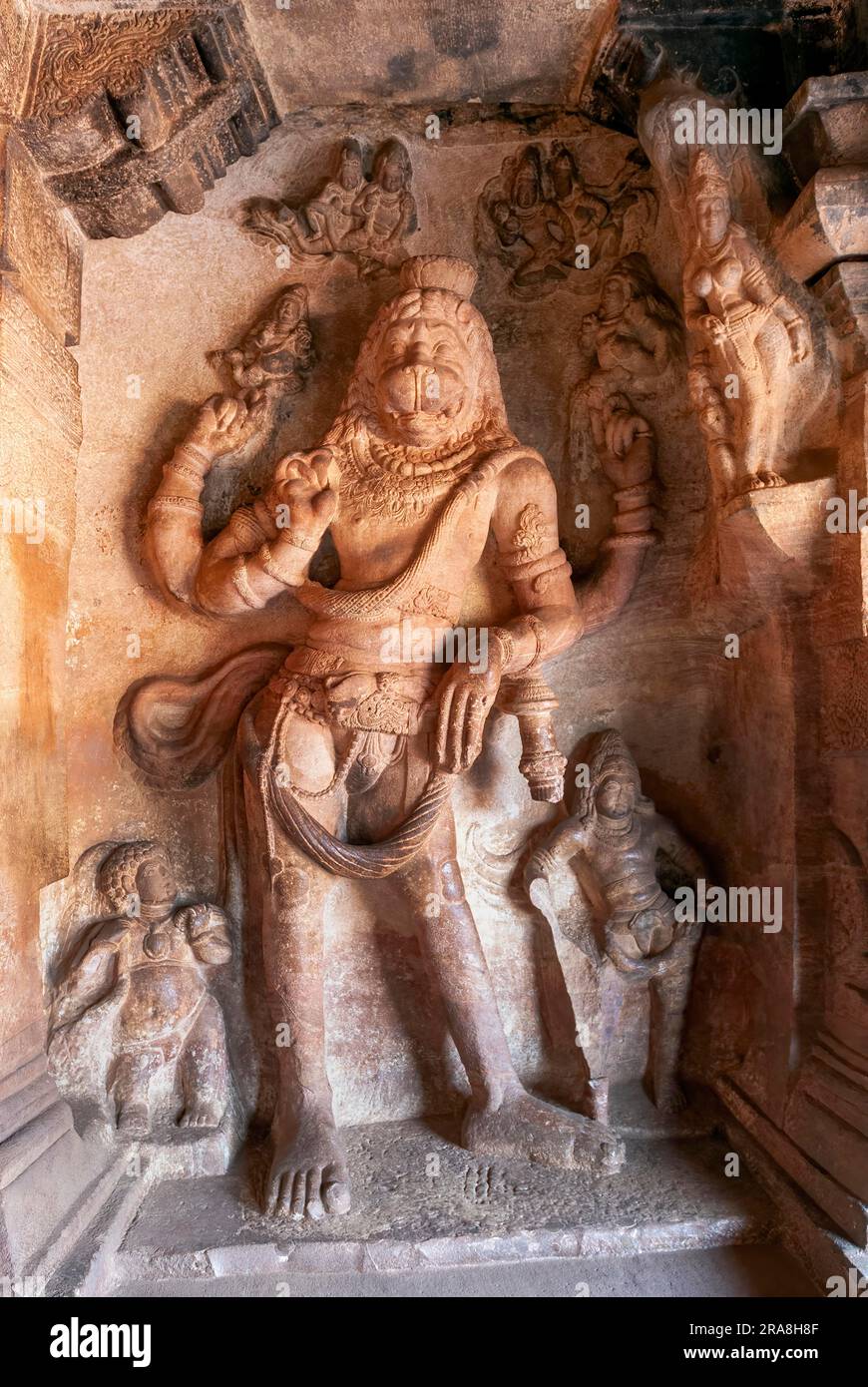 6. Century Vishnu Avatar Narasimha in Cave 3, Badami, Karnataka, Südindien, Indien, Asien Stockfoto