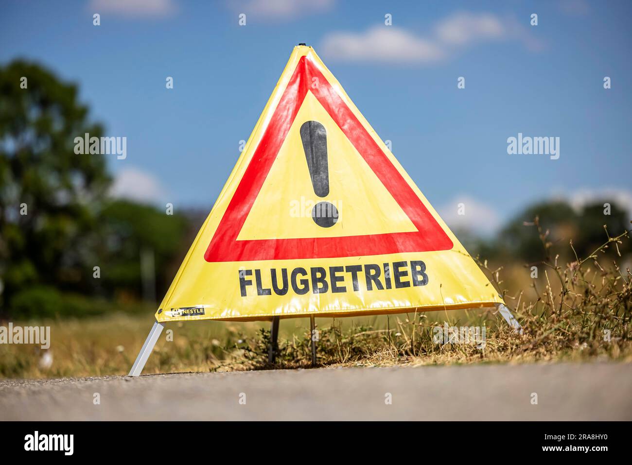 Verkehrsschild Achtung Flugbetrieb, Baden-Württemberg, Deutschland Stockfoto