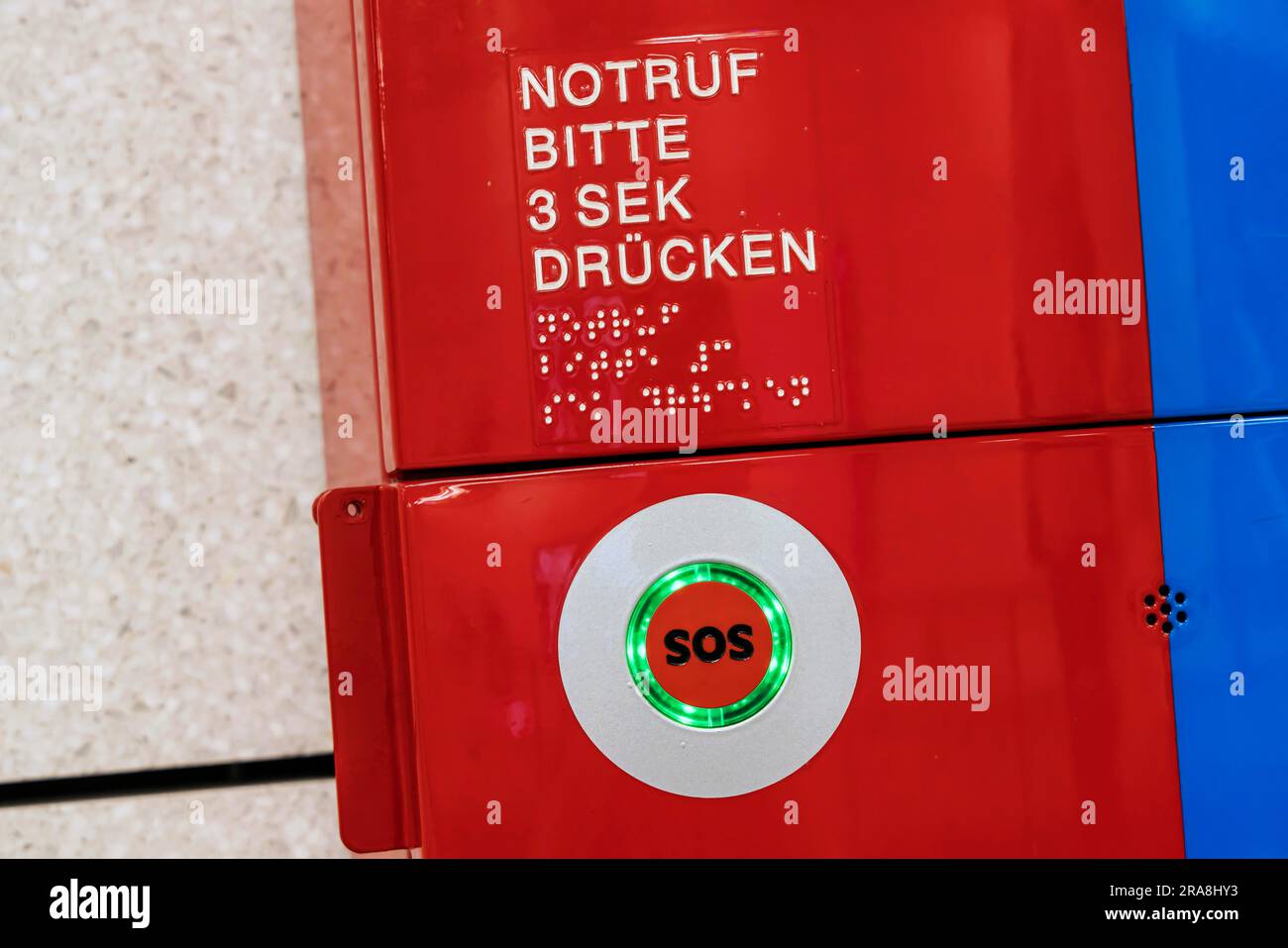 Notruftaste, Infosäule für Notruf SOS, Braille, Baden-Württemberg, Deutschland Stockfoto