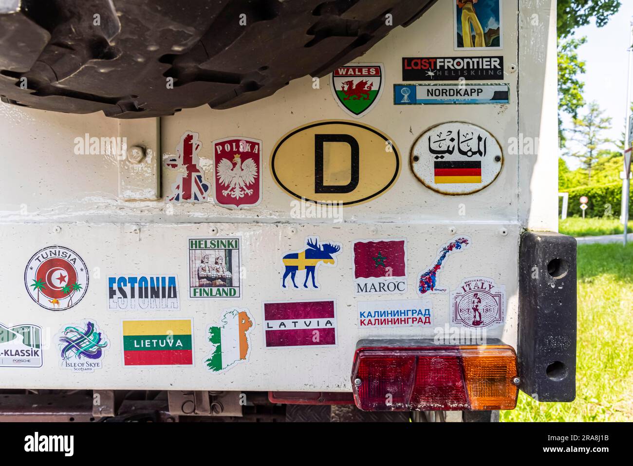 Globetrotter, Aufkleber von entfernten Ländern auf einem Wohnmobil, Baden-Württemberg, Deutschland Stockfoto