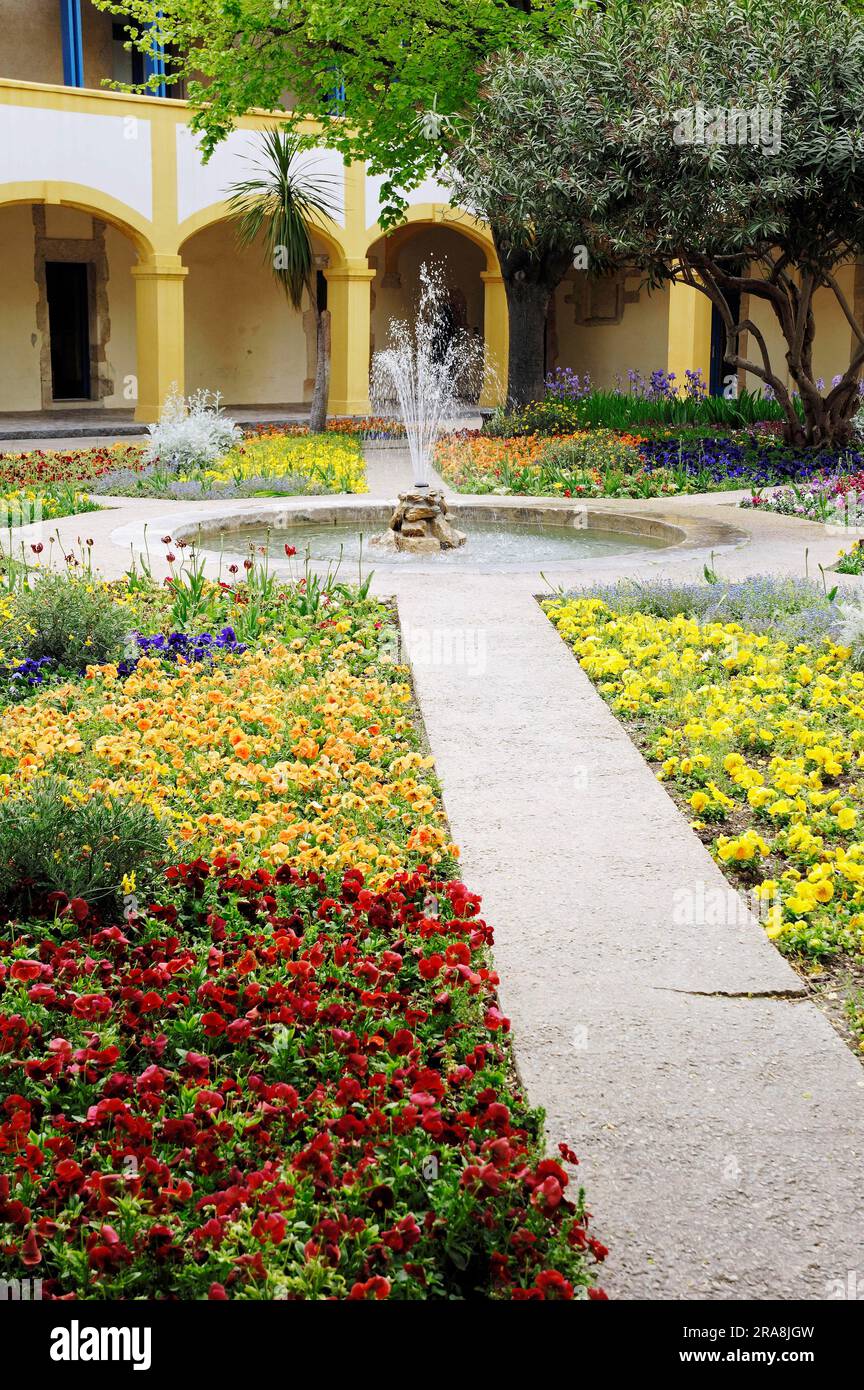 Garten mit Brunnen, Espace Van Gogh Kulturzentrum, ehemaliges Krankenhaus, Arles, Bouches-du-Rhone, Provence-Alpes-Cote d'Azur, Südfrankreich Stockfoto