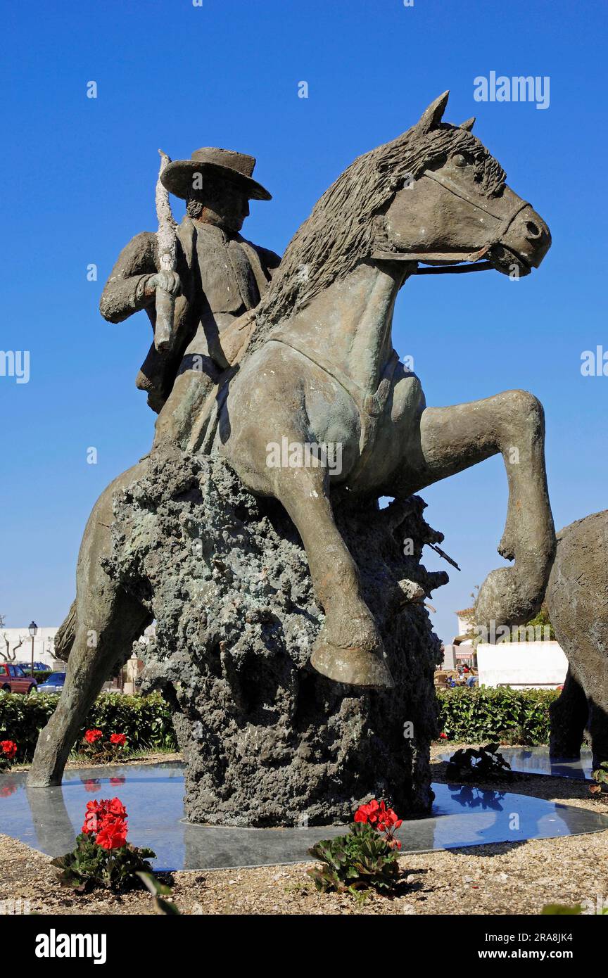 Statue eines Wächters auf einem Camargue-Pferd, Les Saintes-Maries-de-la-Mer, Camargue, Bouches-du-Rhone, Provence-Alpes-Cote d'Azur, Südfrankreich Stockfoto