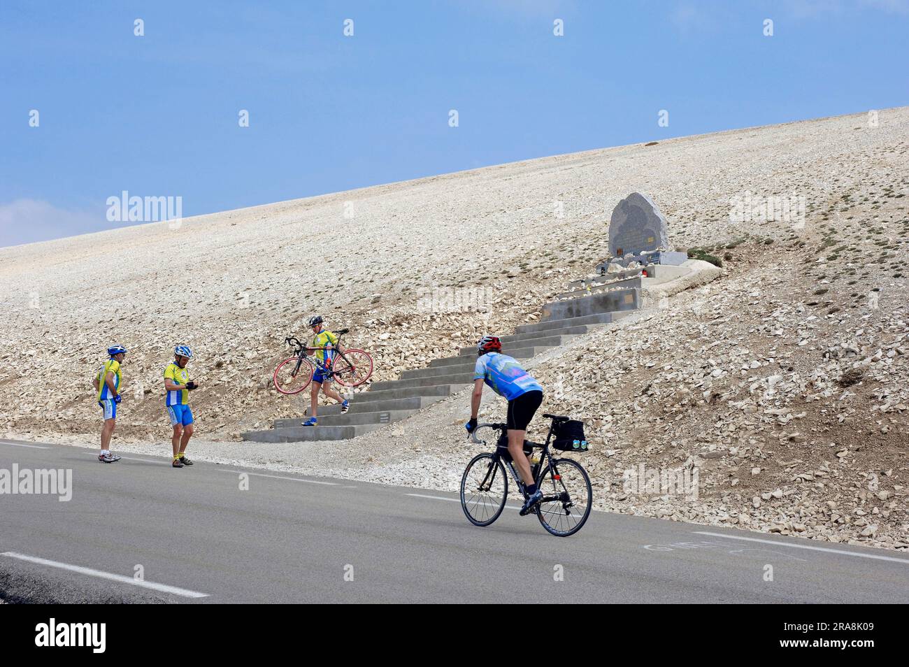 Radfahrer auf dem Weg zum Gipfel des Mont Ventoux, Vaucluse, Provence-Alpes-Cote d'Azur, Südfrankreich, Denkmal des professionellen Radfahrers Tom Simpson, windy Stockfoto