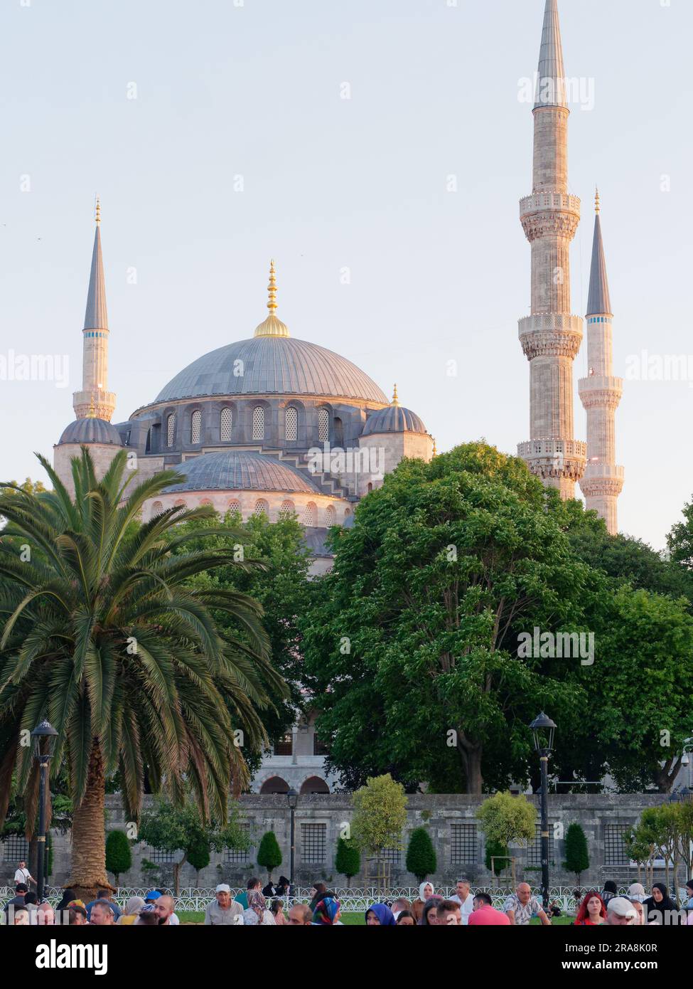 Außenansicht der Sultan Ahmed aka Blauen Moschee an einem Sommerabend mit Menschenmassen in den Gärten, Sultanahmet Viertel, Istanbul, Türkei Stockfoto